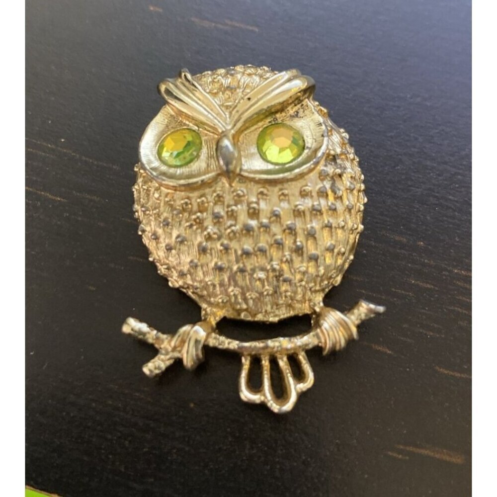 Sarah Coventry Vintage Owl Pin Brooch Gold Tone & Green Faceted Gemstone Eyes